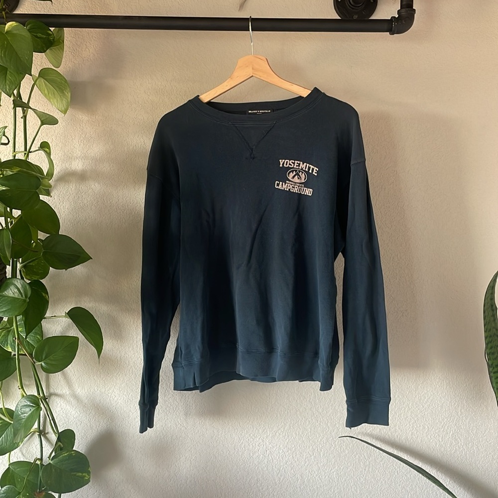 Brandy Melville Yosemite Crewneck long sleeve sweatshirt